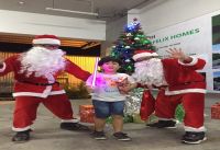 Tặng quà cho các cháu nhân ngày lễ Noen